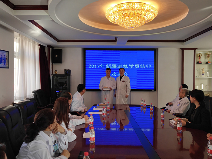 院领导向新疆进修学员赠送纪念品并合影留念 (1).jpg